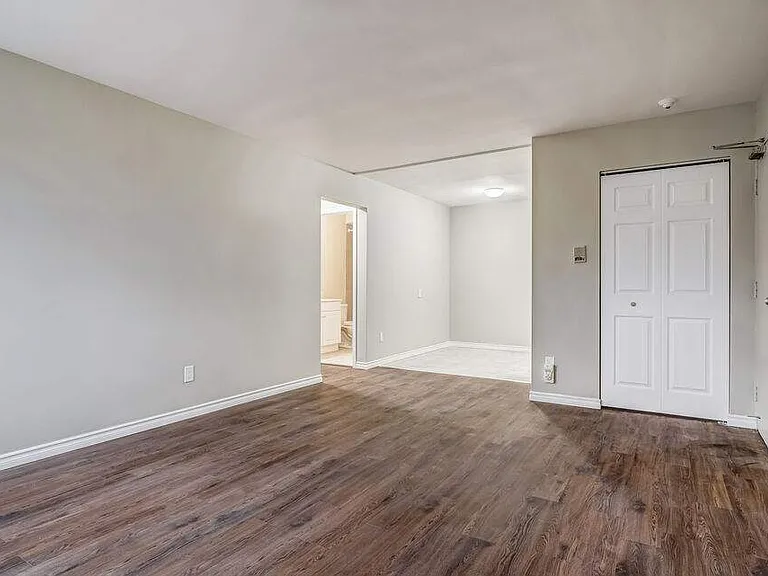 1054 Brock St — Photo 3