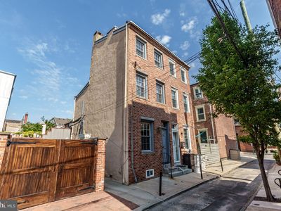 812 S Howard St, Philadelphia, PA, 19147