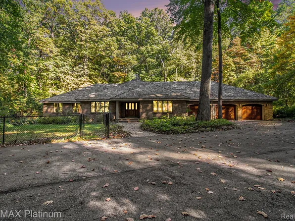 4352 Fenton Rd, Hartland, MI 48353