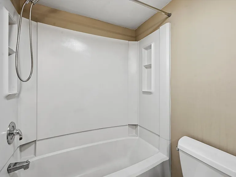 2402 Pond View Dr — Photo 8