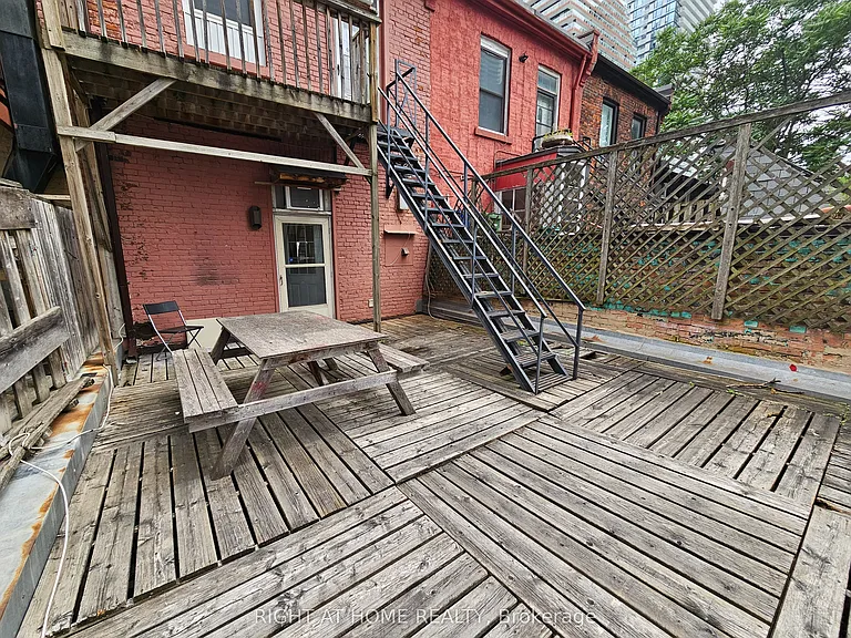 550 Yonge St #2F — Photo 22