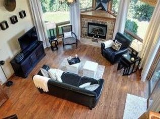 975 Bay View Cir, Mukwonago, WI 53149