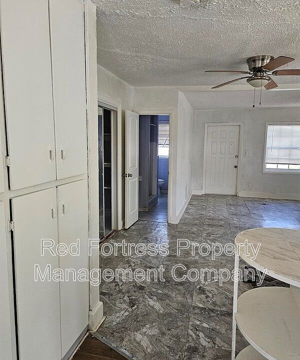 2nd image of 3868 Desoto Ave