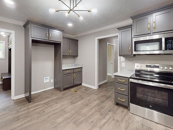 3rd image of 921 Flicker Dr