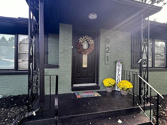 2nd image of 921 W 56th Pl