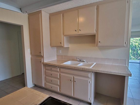 4th image of 527 Howard Ave APT 15