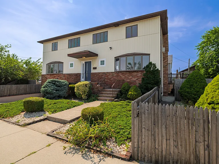 580 E Pine St — Photo 2
