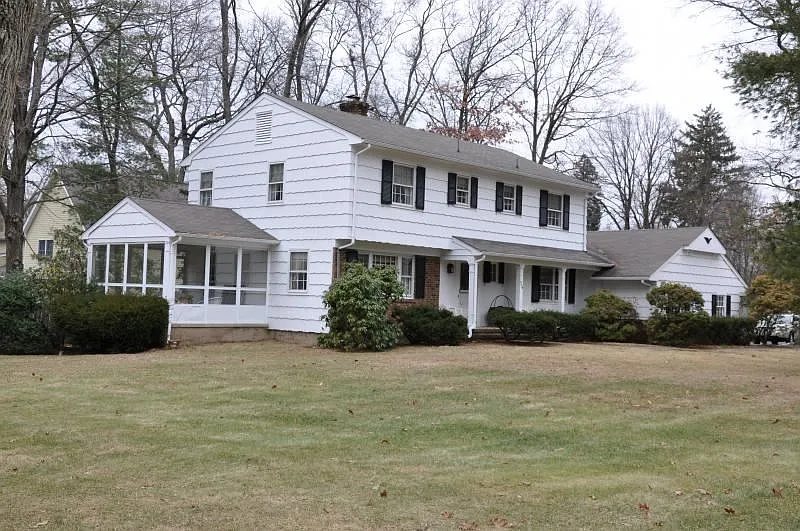 525 Wyckoff Ave photo 1