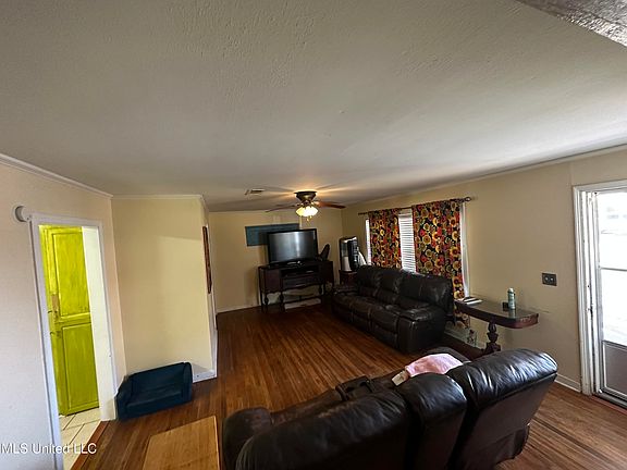 3rd image of 2049 Eleanor St