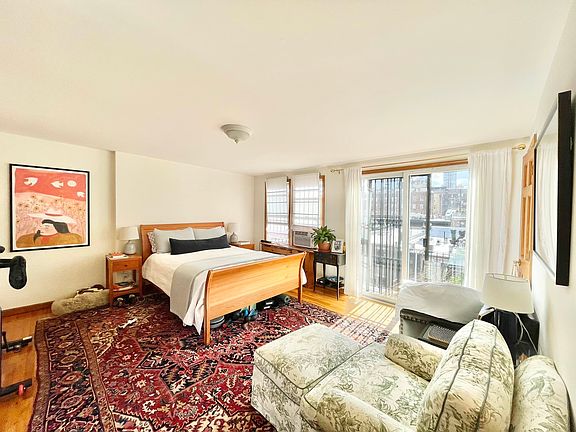 4th image of 146 W 76th St