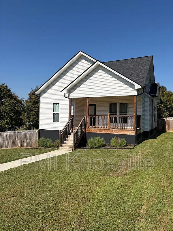 3 bed, 2.0 bath, 1367 sqft, $2,200 — Photo 2