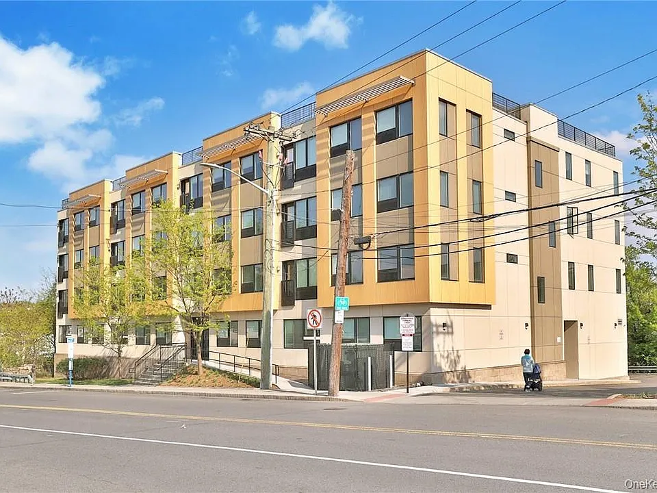 68 Lake St #305