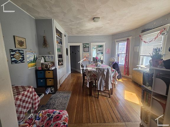 3rd image of 211 Kelton St 8-lt 3