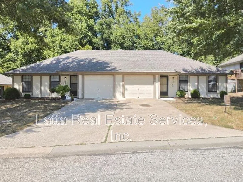 2 bed, 1.0 bath, 940 sqft, $1,200 — Photo 1