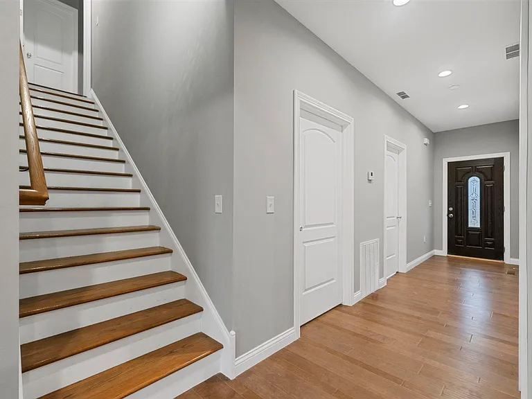 691 Denver Ln — Photo 4