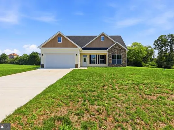 40 Glenaire Rd, Bunker Hill, WV 25413