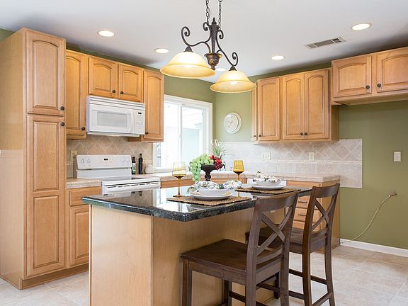 4th image of 9655 Beachwood Dr