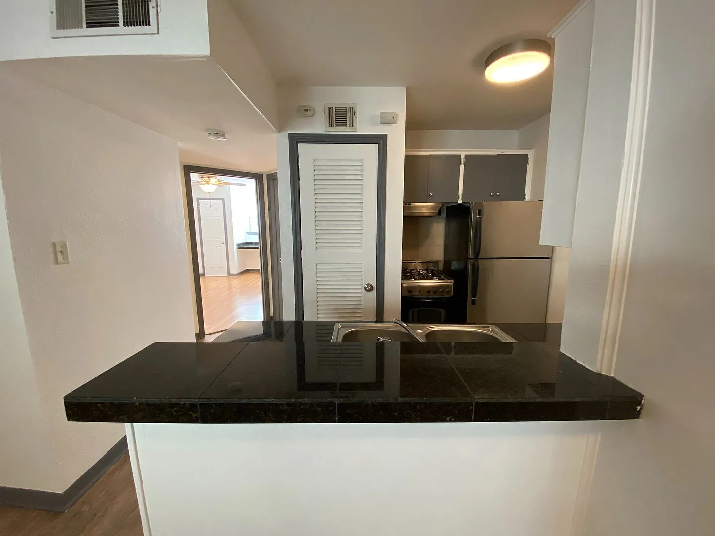 Available: 2 Br-1 Ba Hyde Park Condo / Laminate Wood Floors / Close To Ut And Downtown — Photo 4