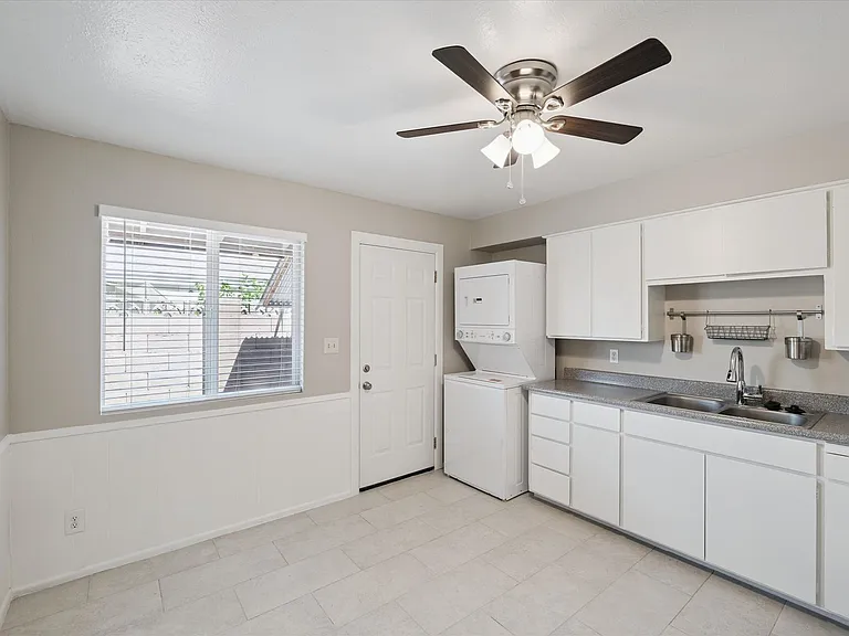 4819 E Cambridge Ave — Photo 1