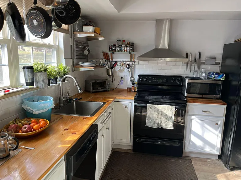 106 Megan Cir — Photo 3