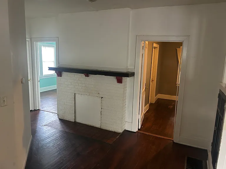 233 S Fairview Ave — Photo 2