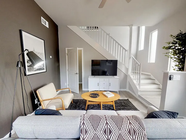2410 Illinois St — Photo 2