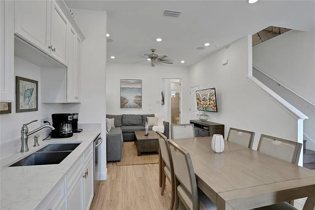 3 bed, 3.0 bath, 1410 sqft, $3,300 — Photo 4