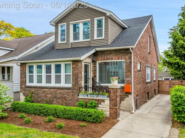 1354 Lakepointe St, Grosse Pointe Park, MI 48230