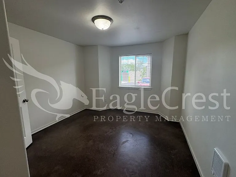 942 NE Spitzenburg St — Photo 46