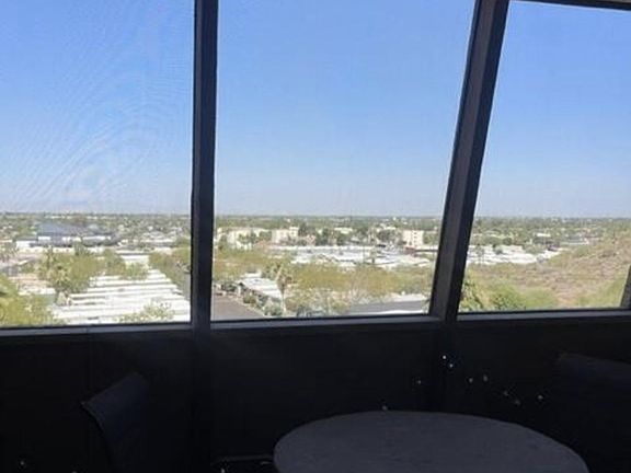 Lower deck overlooking the horizon.