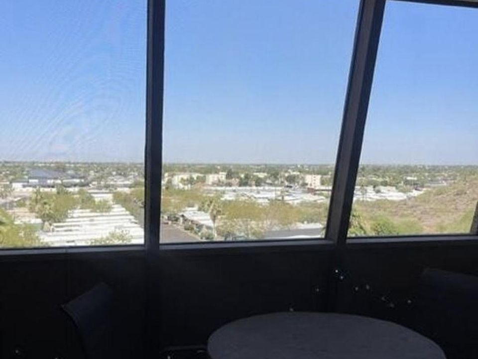 Lower deck overlooking the horizon.