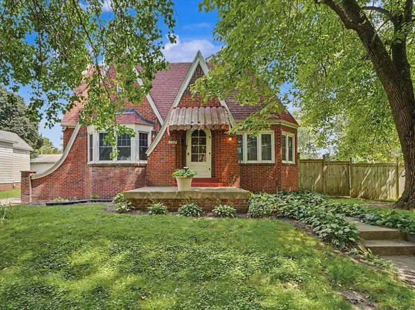 109 N Pine St, Villa Grove, IL 61956