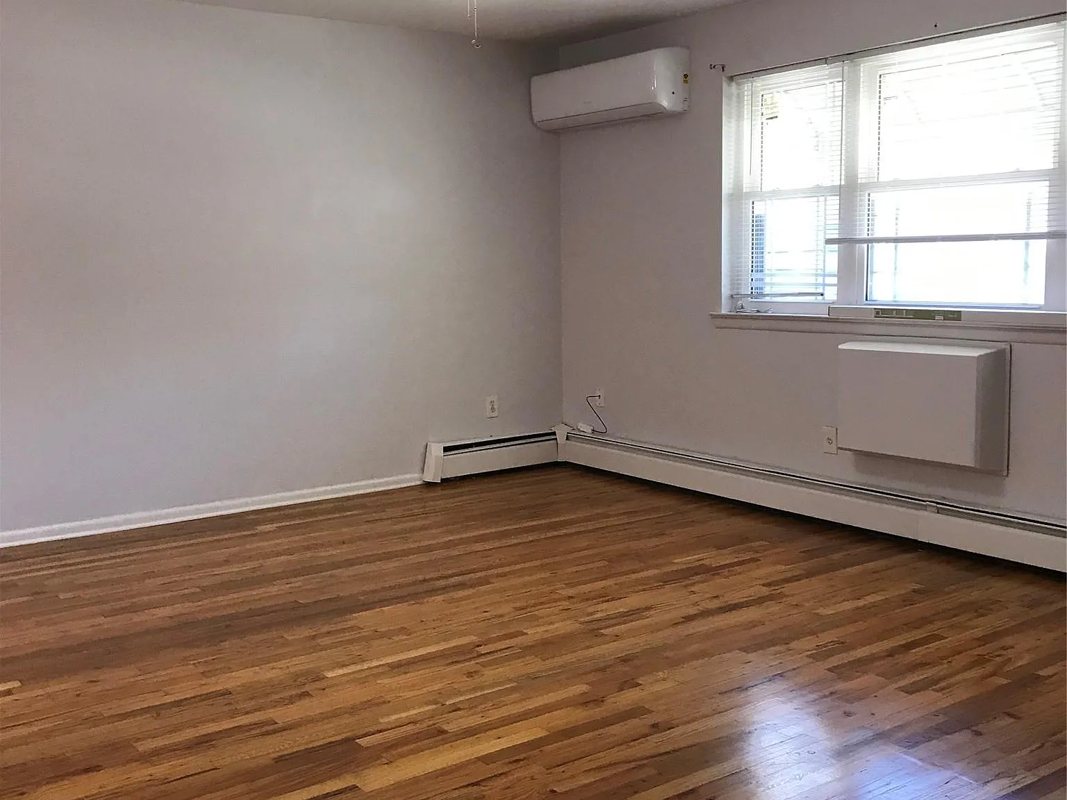 3 bed, 1.0 bath, 3000 sqft, $3,500 — Photo 3