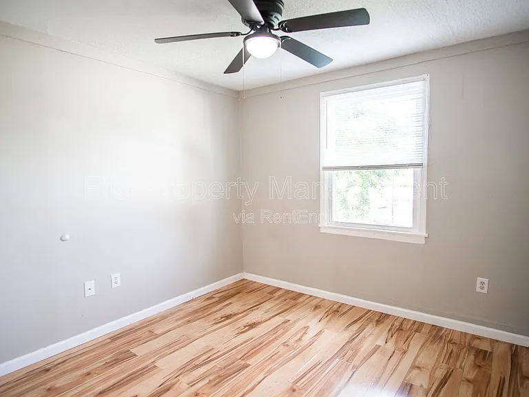 1416 Chicago Ave NE — Photo 8