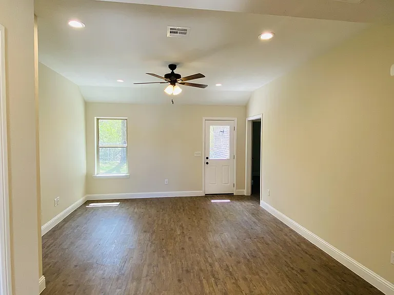 312 E Heron St — Photo 2