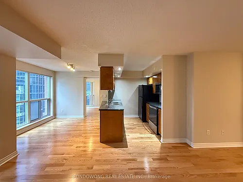 270 Wellington St W #819 Photo 1