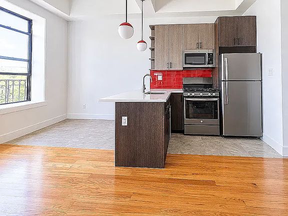3rd image of 936 De Kalb Ave #403
