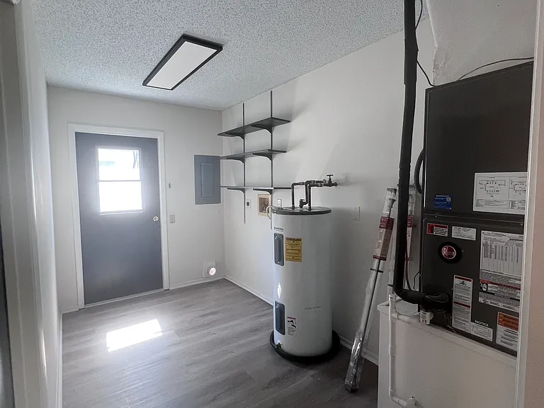 2563 Temple St — Photo 16
