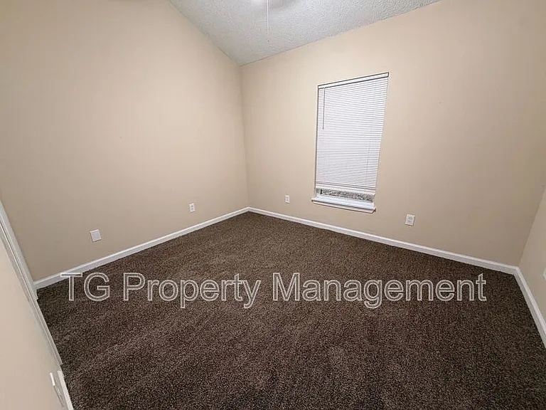 747 Broxton St — Photo 12