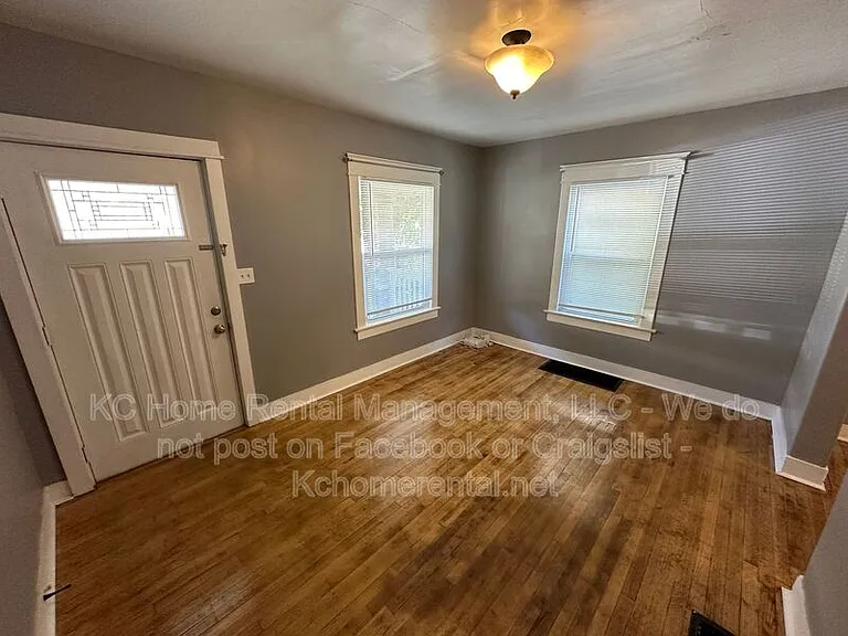 5233 E 6th St #1 — Photo 10