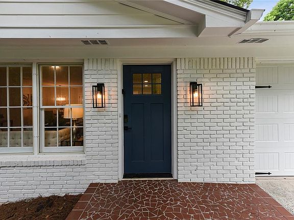 5th image of 2424 Wentworth Dr NE