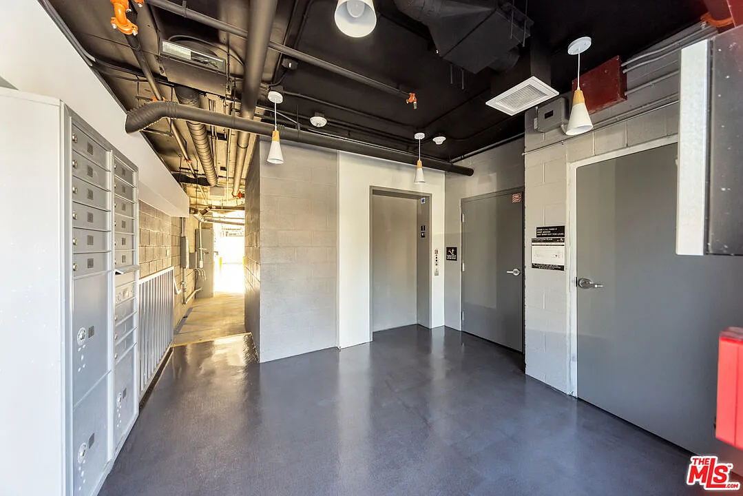 2 bed, 2.0 bath, 900 sqft, $3,100 — Photo 3