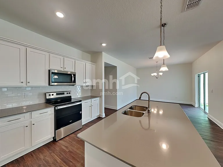 1379 Sky Lakes Dr — Photo 3