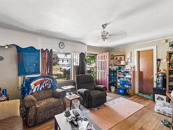 5th image of 409 W Springer Ave