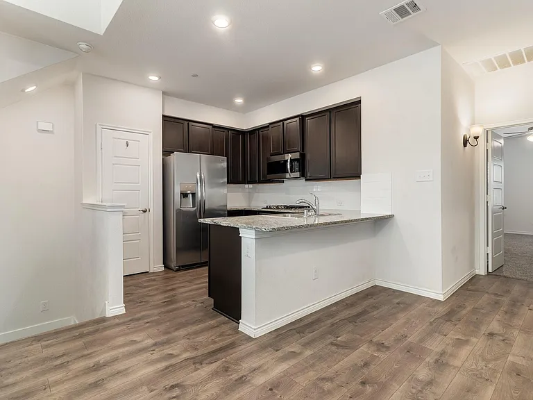 2413 Siskiyou St — Photo 5
