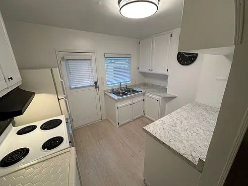 Newly Remodeled Lakewood Gem - Modern Comfort and Style in a Prime Location Photo 1