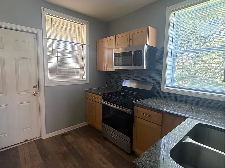6920 S Vernon Ave — Photo 4
