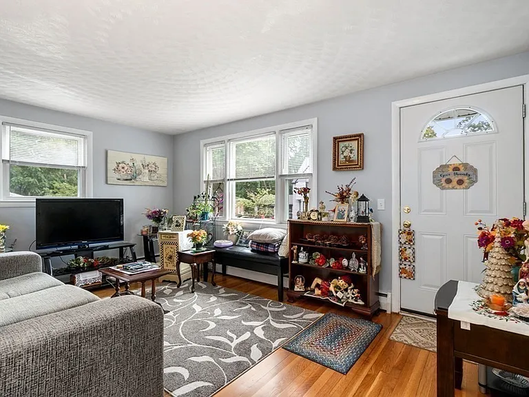 87 Moore Ave — Photo 4