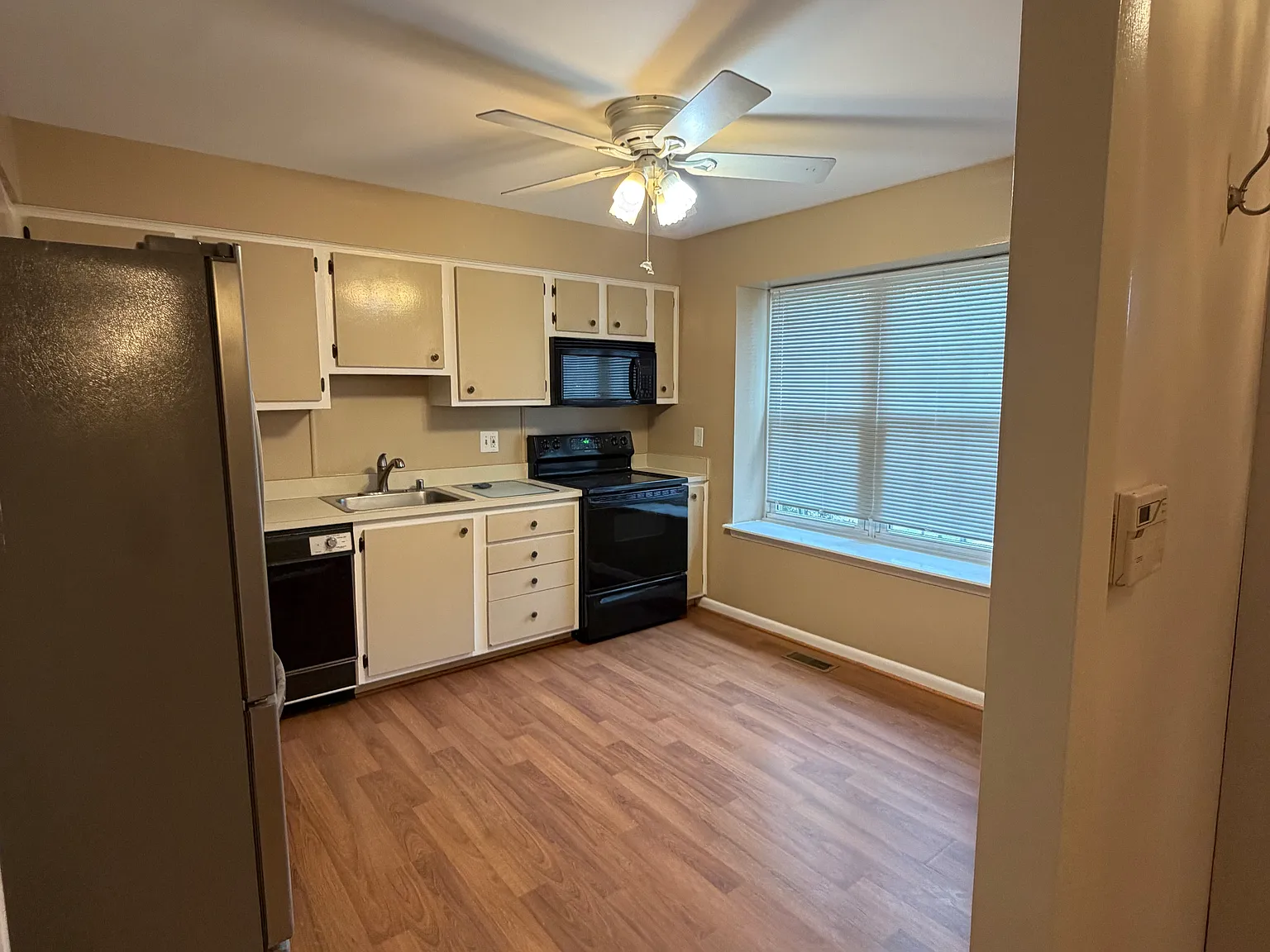 3 bed, 2.5 bath, 1900 sqft, $2,600 — Photo 3