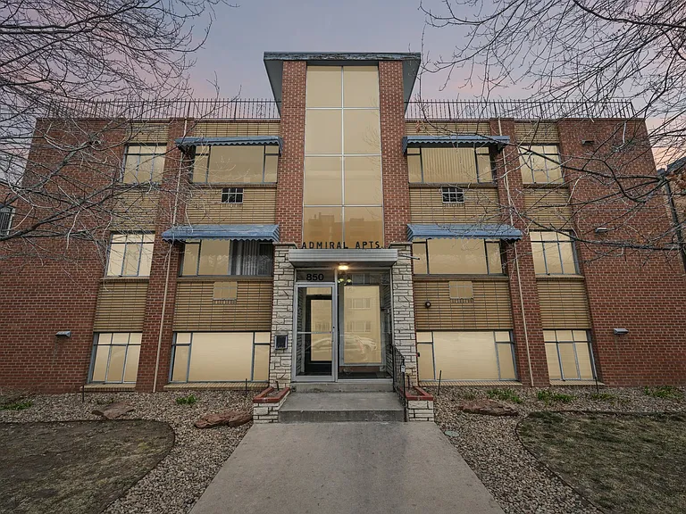 Admiral Apartments — Photo 18
